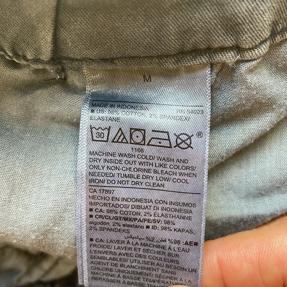 NWT. Old Navy Medium High Rise Denim Shorts. - Picture 5 of 11